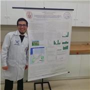 Profesor de ciencias que imparte clases a adoescentes y universitarios